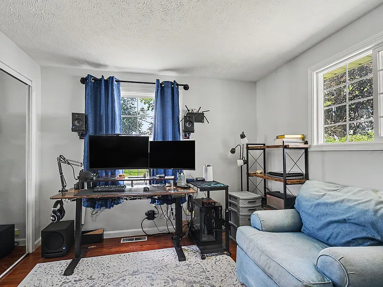 1533 Medford Ln — Photo 13