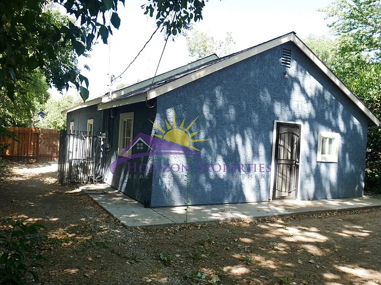 3835 1/2 34th St — Photo 13