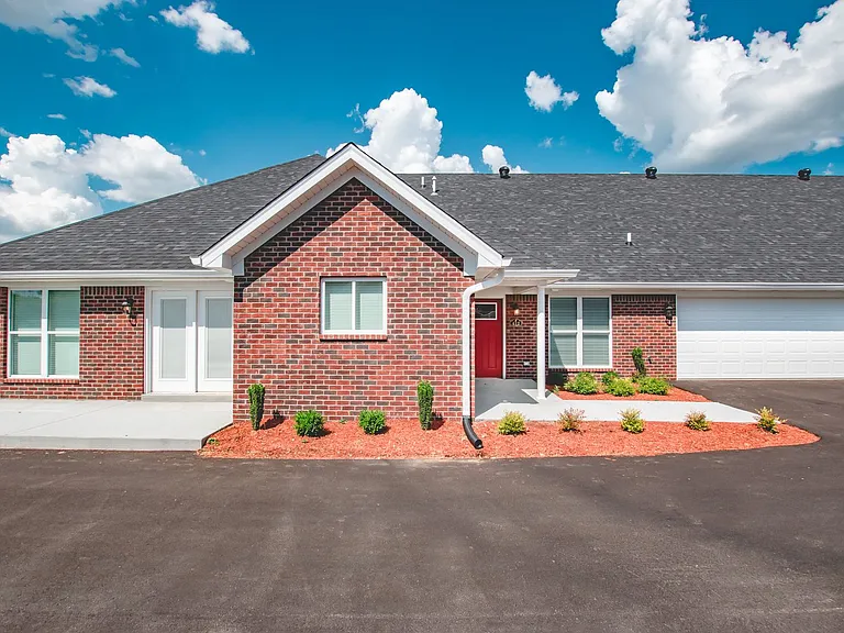 500 Eagle Pointe Dr — Photo 1