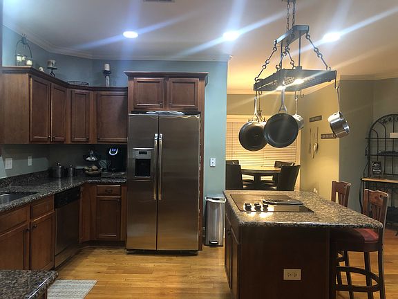 Kitchen island/eat in