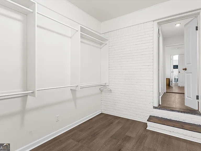 1111 Valley View Rd SE — Photo 4
