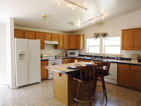 Kitchen w/ center island
