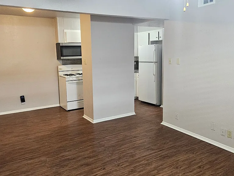 2428 Louise St #2505 — Photo 29