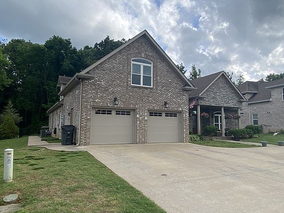 3rd image of 962 Willow Cir