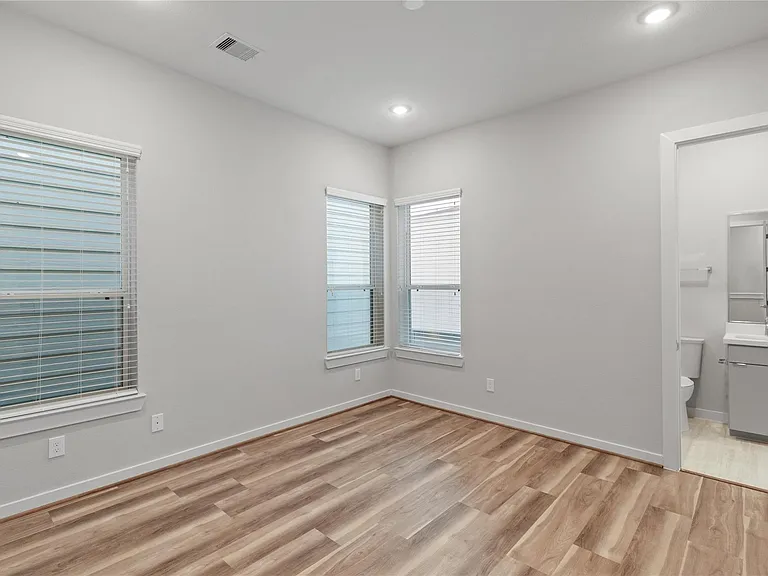 608 Thornton Oaks Ln — Photo 13