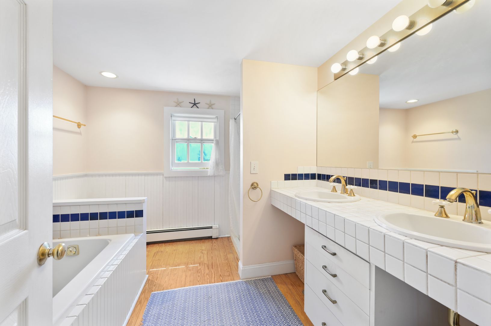 Second-floor Bathroom