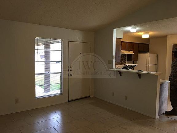 3rd image of 2402 Shoemaker Dr Unit A