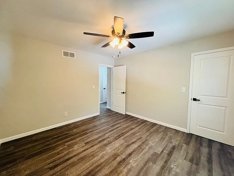 101 N Oak St #11 — Photo 13