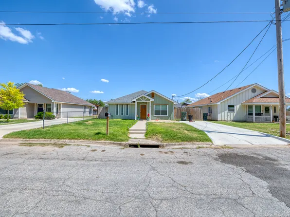 637 ROACH ST, Uvalde, TX 78801