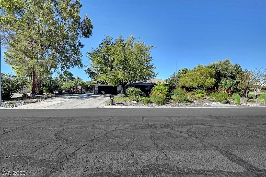 3 bed, 2.0 bath, 2424 sqft, $5,395 — Photo 1