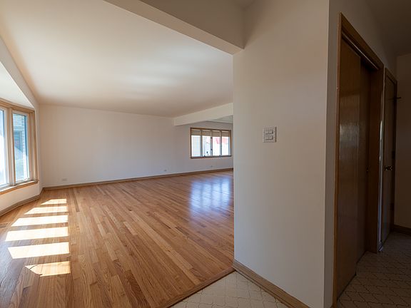 3rd image of 10916 Kingston St