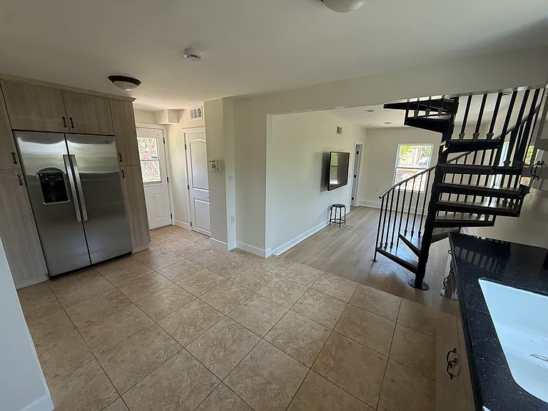 239 1/2 N Mayflower Ave — Photo 5
