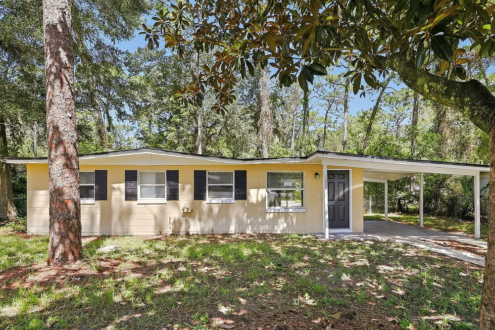 3 bed, 1.5 bath, 888 sqft, $1,270 — Photo 1