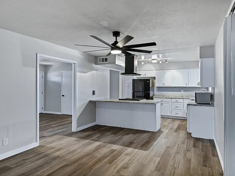 3702 W Tuckey Ln — Photo 15