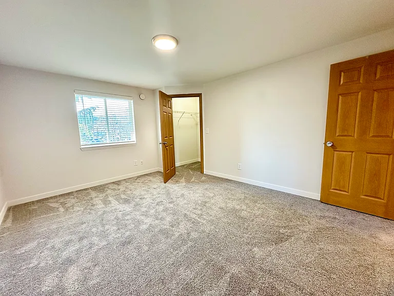 Village Glen Apartments — Photo 15