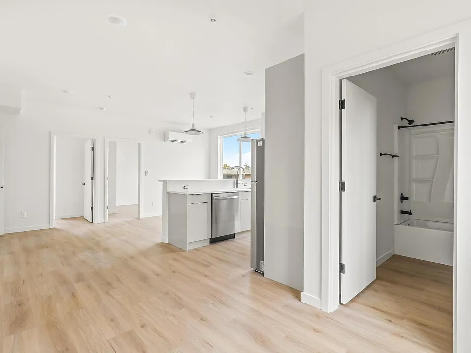 485 NE Jessup St #202