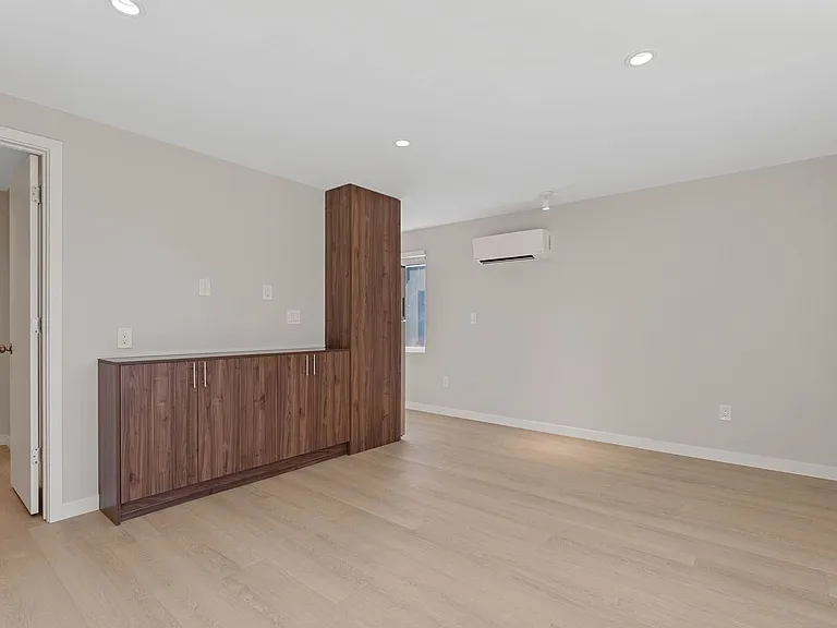 McKinnley Apartments - Luxury Studios! — Photo 21