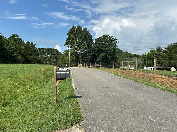 5th image of 1963 Hidden Hills Rd