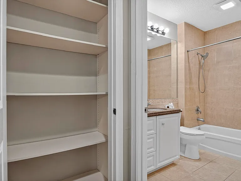 37 Harbour Isle Dr E #106 — Photo 31