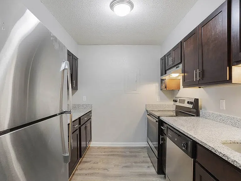 The Onyx Hoover Apartments — Photo 29