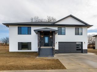 6530 Shrewsbury Ln, Dubuque, IA 52003