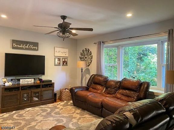 3rd image of 21 Walnut Hill Dr