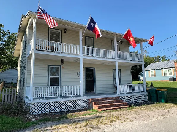 218 S Elm St, Swansboro, NC 28584