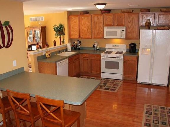 Large Kitchen w/ bar