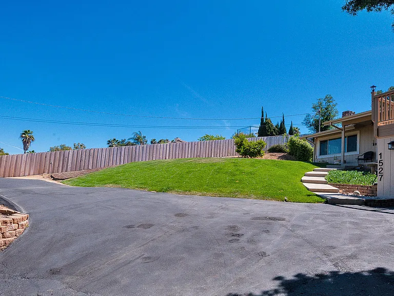 1527 Calavo Dr — Photo 35