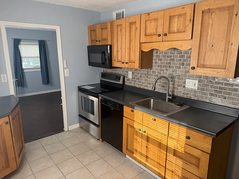 345 N Wolf Creek St — Photo 7