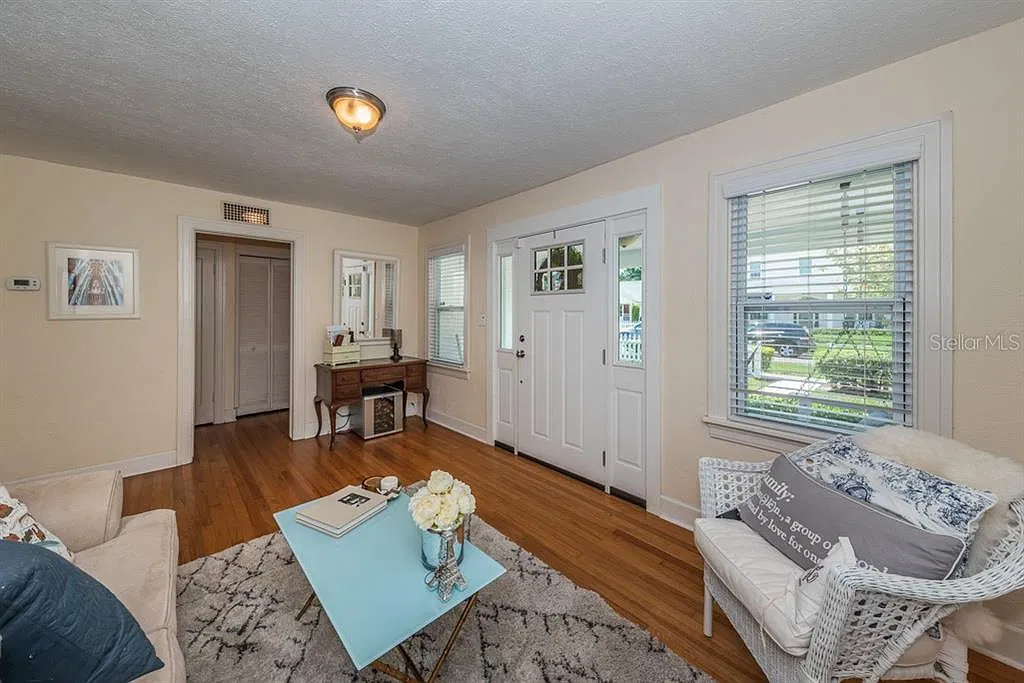 3 bed, 2.0 bath, 1297 sqft, $3,250 — Photo 4
