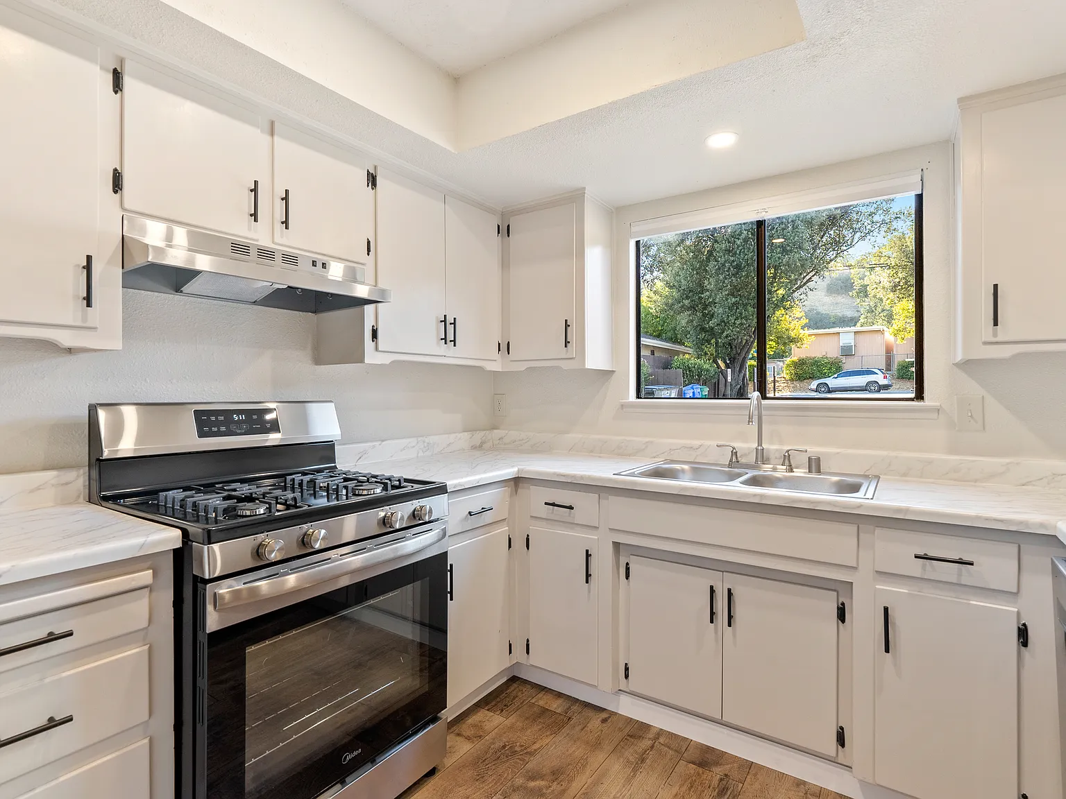 3434 Oak St — Photo 3