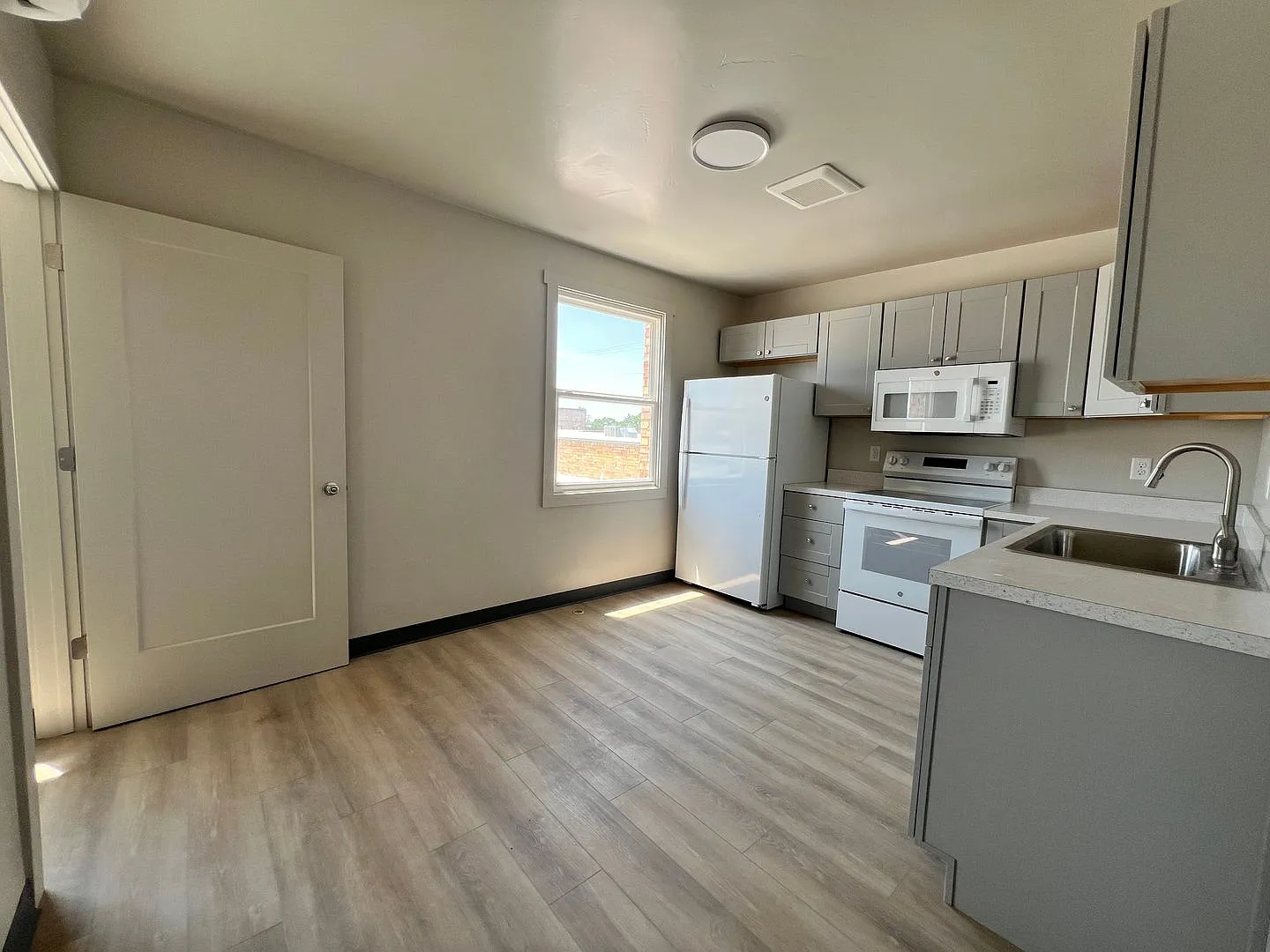 Milmor Apartments — Photo 2
