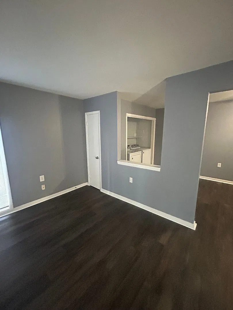 Greenville, 2BD/1BA, 860SF — Photo 4