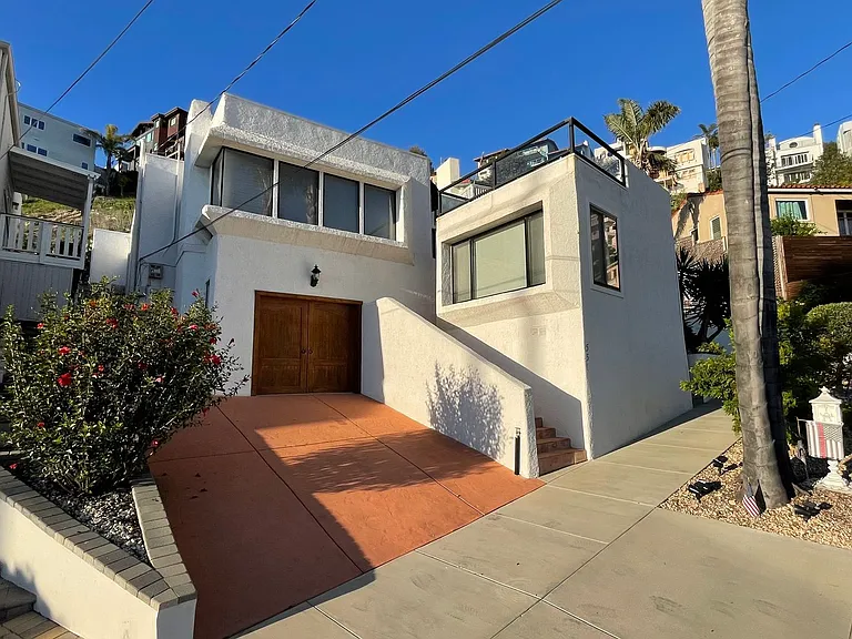 551 Bay St — Photo 1