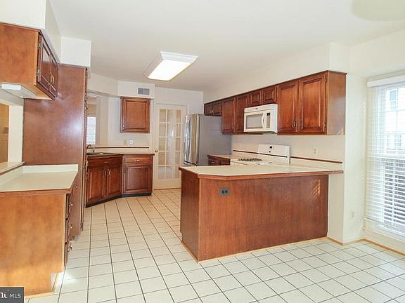 5th image of 3900 Clares Ct