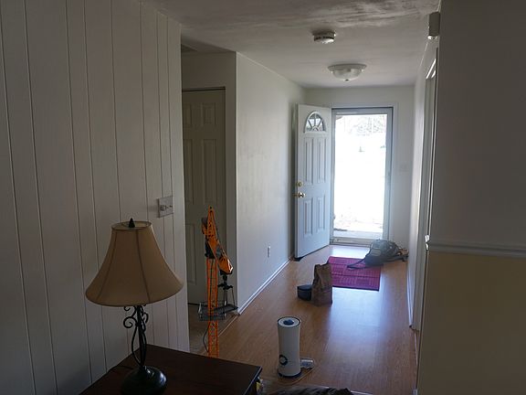 Front foyer, like-new floor