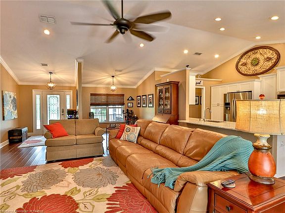 3rd image of 225 Oak Knolls Cir