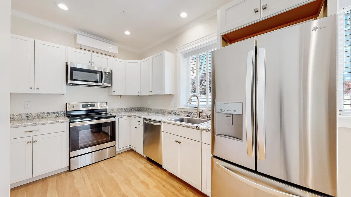 Building Photo - 515 14th St #513