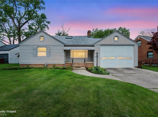 5906 Twin Lakes Dr, Parma, OH 44129