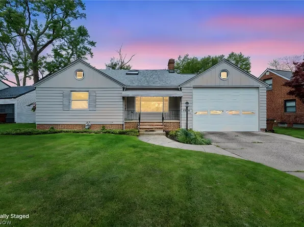 5906 Twin Lakes Dr, Parma, OH 44129
