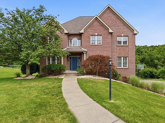 3rd image of 310 Barberry Ct