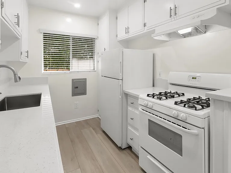 1226 McClellan Dr #5 — Photo 8