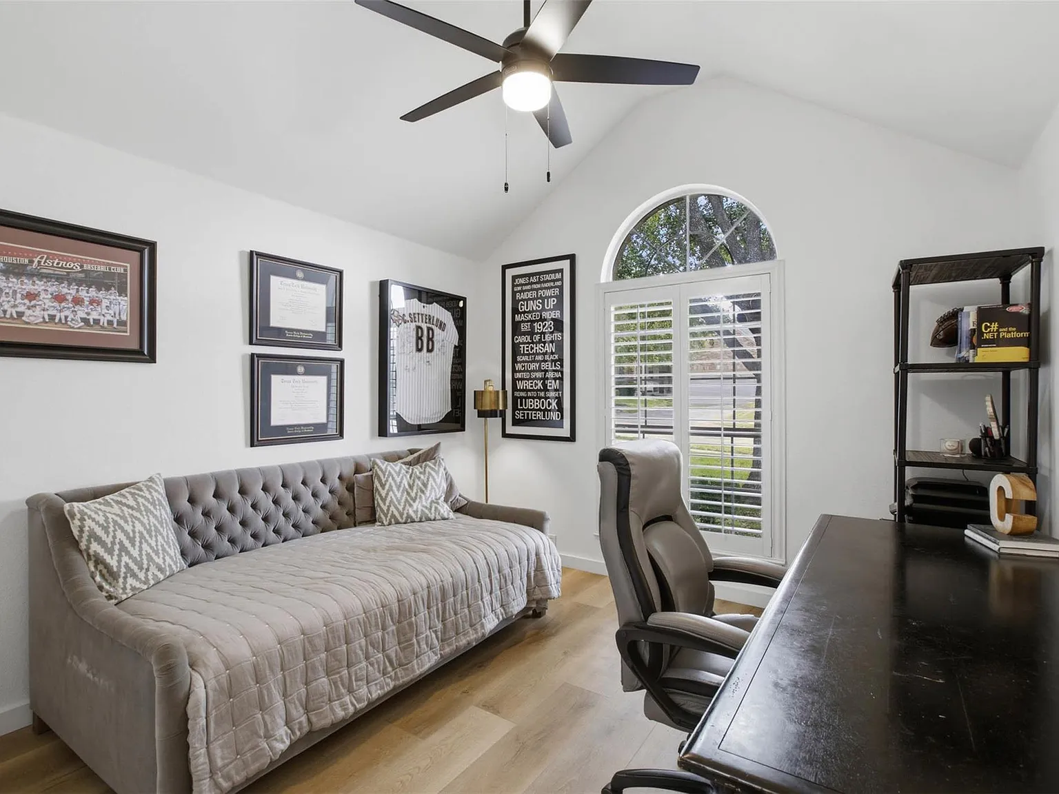 3 bed, 2.0 bath, 1709 sqft, $3,200 — Photo 3
