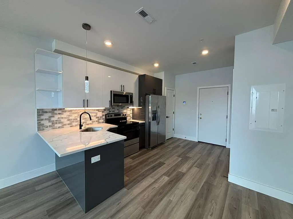 2 bed, 750 sqft, $1,700 — Photo 2