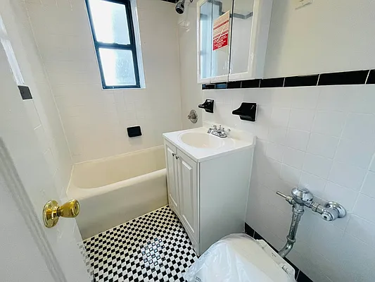 Rented by MQ Realty LLC | media 4