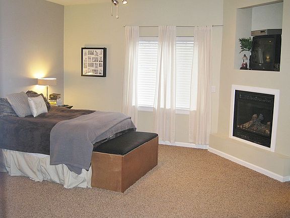LARGE Master Bed w/Fireplace