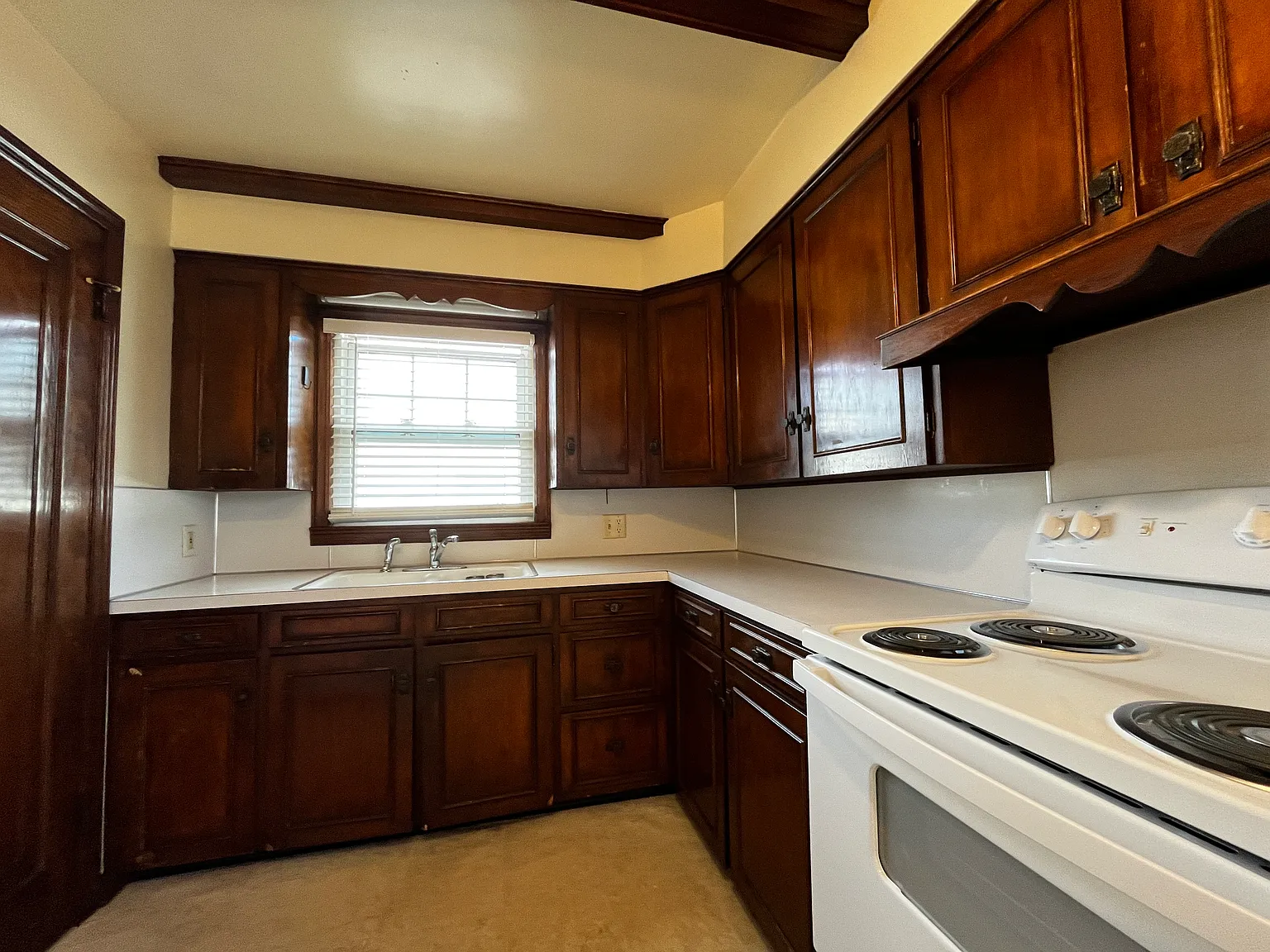 3 bed, 1100 sqft, $1,698 — Photo 2