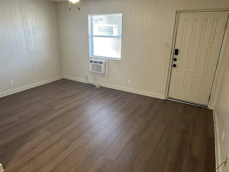 1600 N Sunset St #8 — Photo 2