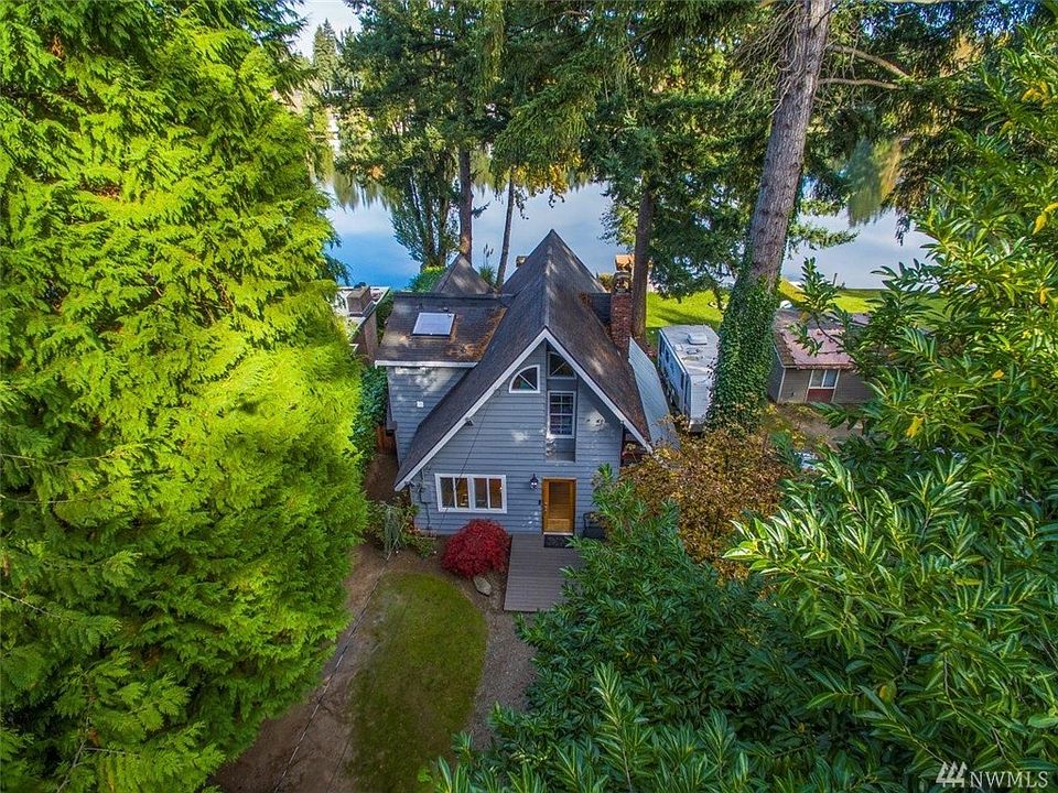 Enchanting retreat from a busy day in the middle of Federal Way 10 minutes from the "new" light rail and transit center!